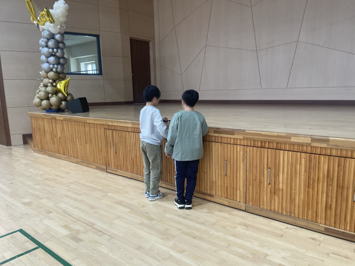 04_용정초_무대앞_비행확인.jpg