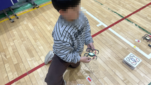 기체를 가까이 살피고 조종으로 이어 간 충주 목행초등학교 드론체험 후기