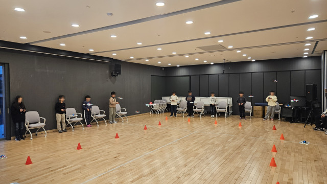 기초 조종과 링 접근 과제를 단계적으로 연결한  서울 가재울 청소년 드론교육