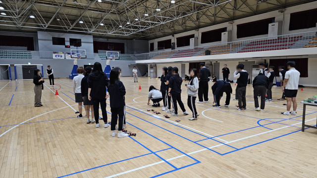 넓은 체육관에서 구간별 경로를 연습한 서울 광영고등학교 드론교육 후기