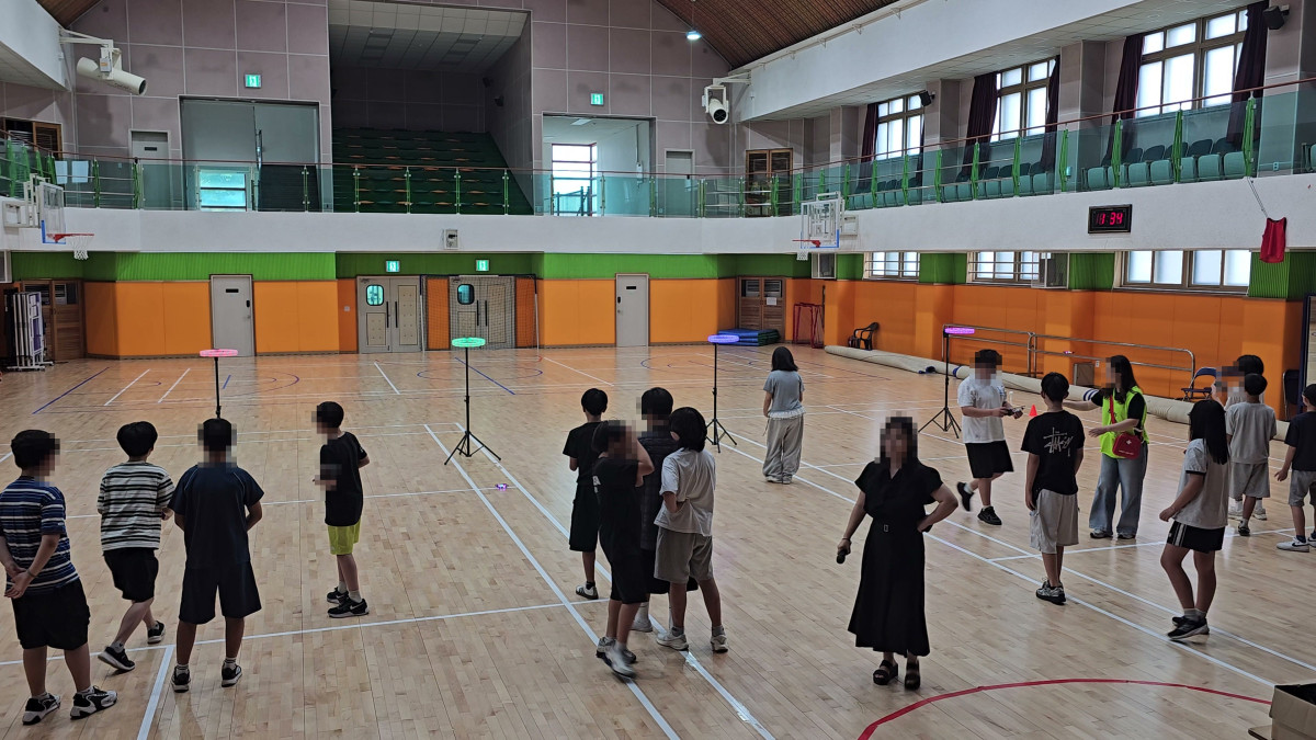 12_김포초_진행자와_분산비행_영상프레임.jpg