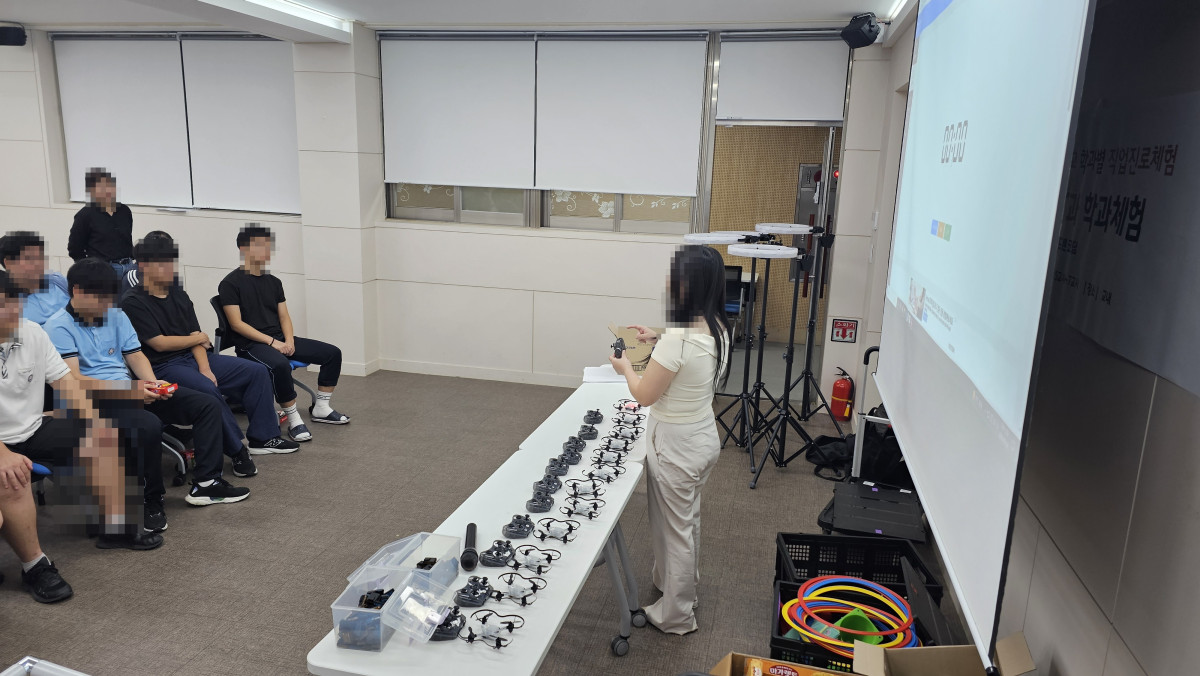 02_창의경영고_교육용드론_조종기안내.jpg
